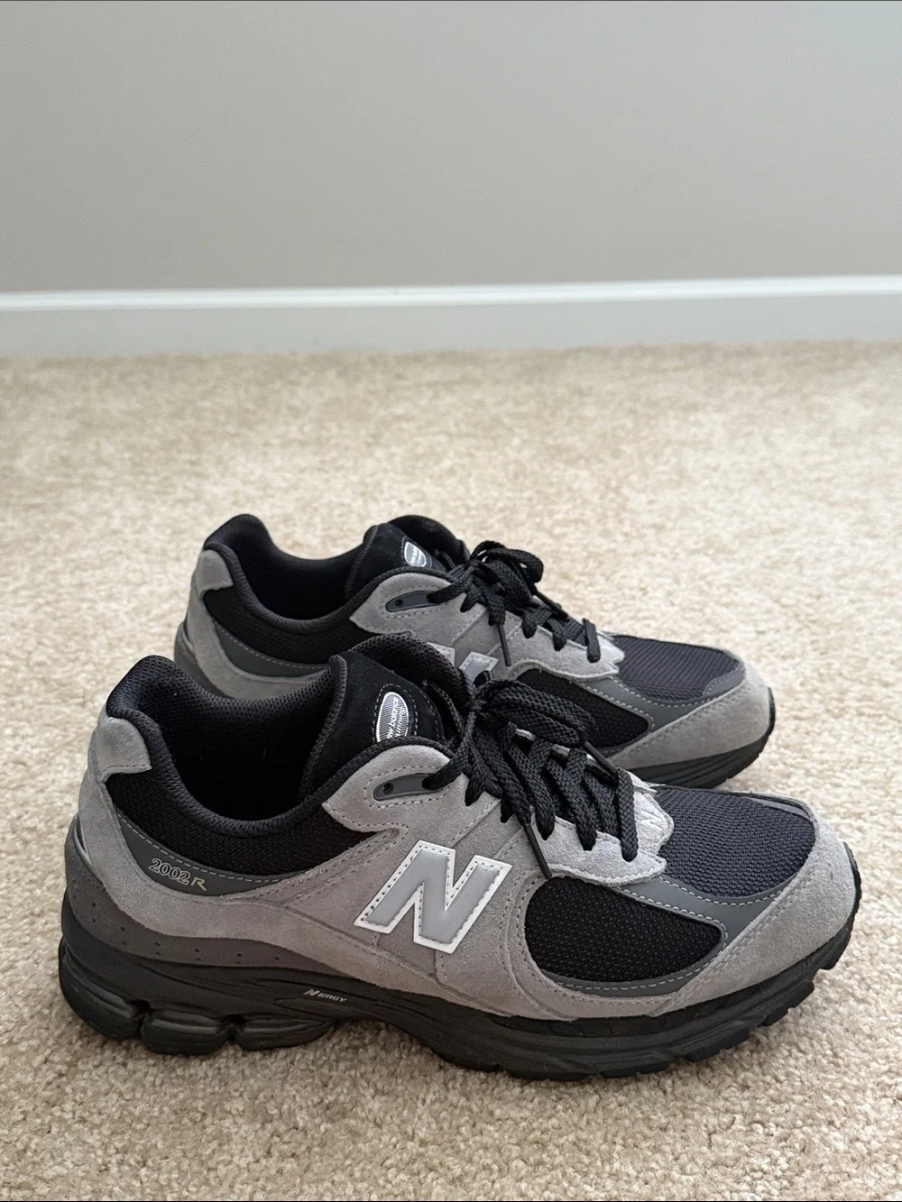 New Balance Men's 2002R Black and Gray Sneakers
